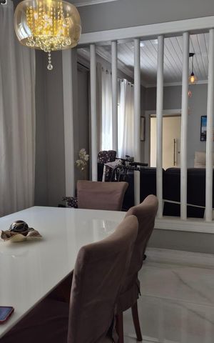 Casa à venda com 263m², 4 quartos e 3 vagas Casa à venda com 263m², 4 quartos e 3 vagasSala