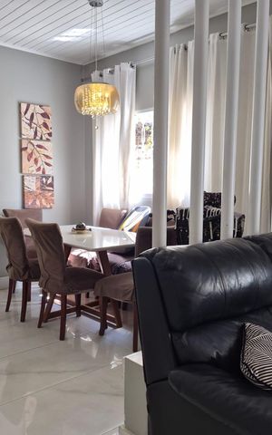 Casa à venda com 263m², 4 quartos e 3 vagas Casa à venda com 263m², 4 quartos e 3 vagasSala
