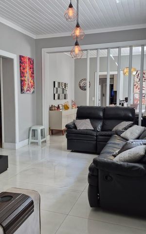Casa à venda com 263m², 4 quartos e 3 vagas Casa à venda com 263m², 4 quartos e 3 vagasSala