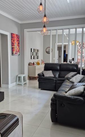 Casa à venda com 263m², 4 quartos e 3 vagas Casa à venda com 263m², 4 quartos e 3 vagasSala