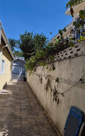 Casa à venda com 263m², 4 quartos e 3 vagas Casa à venda com 263m², 4 quartos e 3 vagasÁrea externa