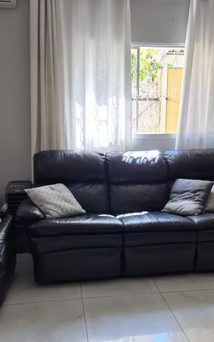 Casa à venda com 263m², 4 quartos e 3 vagas Casa à venda com 263m², 4 quartos e 3 vagasSala