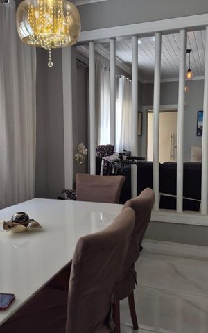 Casa à venda com 263m², 4 quartos e 3 vagas Casa à venda com 263m², 4 quartos e 3 vagasSala