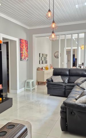Casa à venda com 263m², 4 quartos e 3 vagas Casa à venda com 263m², 4 quartos e 3 vagasSala