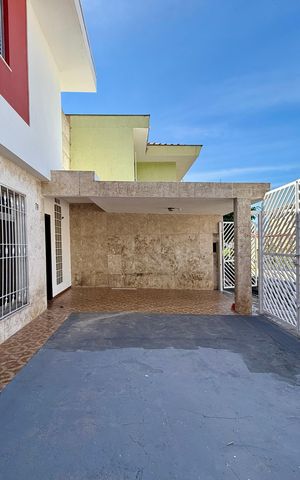 Casa à venda com 218m², 3 quartos e 3 vagas Casa à venda com 218m², 3 quartos e 3 vagasGaragem
