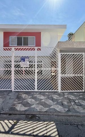 Casa à venda com 218m², 3 quartos e 3 vagas Casa à venda com 218m², 3 quartos e 3 vagasFachada