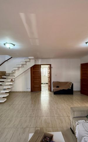 Casa à venda com 218m², 3 quartos e 3 vagas Casa à venda com 218m², 3 quartos e 3 vagasSala