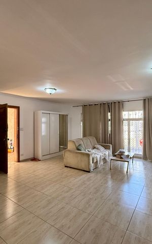 Casa à venda com 218m², 3 quartos e 3 vagas Casa à venda com 218m², 3 quartos e 3 vagasSala
