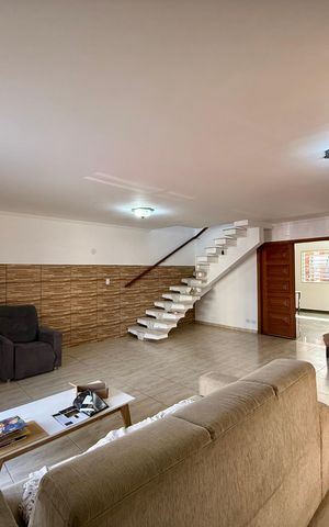 Casa à venda com 218m², 3 quartos e 3 vagas Casa à venda com 218m², 3 quartos e 3 vagasSala