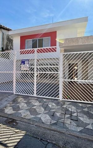 Casa à venda com 218m², 3 quartos e 3 vagas Casa à venda com 218m², 3 quartos e 3 vagasFachada