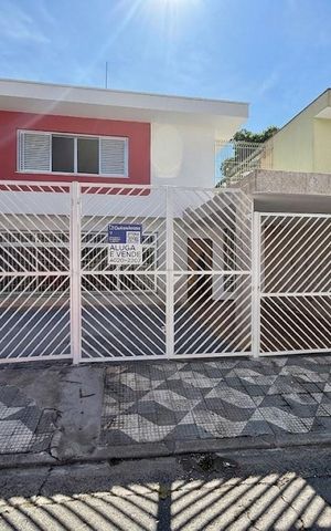 Casa à venda com 218m², 3 quartos e 3 vagas Casa à venda com 218m², 3 quartos e 3 vagasFachada