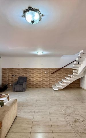 Casa à venda com 218m², 3 quartos e 3 vagas Casa à venda com 218m², 3 quartos e 3 vagasSala