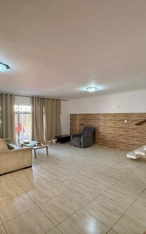 Casa à venda com 218m², 3 quartos e 3 vagas Casa à venda com 218m², 3 quartos e 3 vagasSala