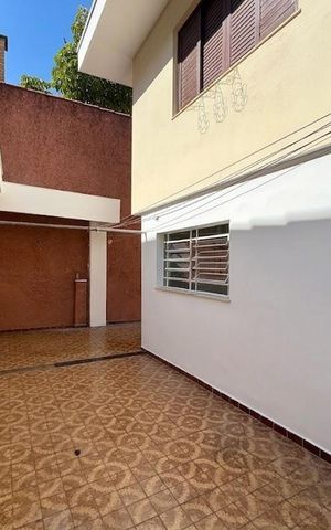 Casa à venda com 218m², 3 quartos e 3 vagas Casa à venda com 218m², 3 quartos e 3 vagasQuintal