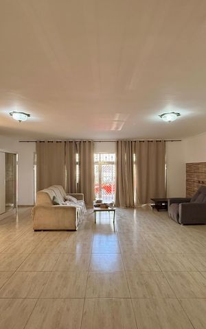 Casa à venda com 218m², 3 quartos e 3 vagas Casa à venda com 218m², 3 quartos e 3 vagasSala