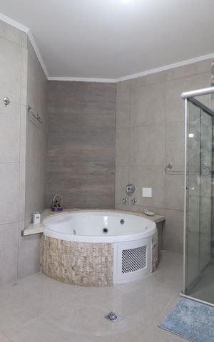 Casa à venda com 380m², 3 quartos e 7 vagasBanheiro Quarto 1 suíte 