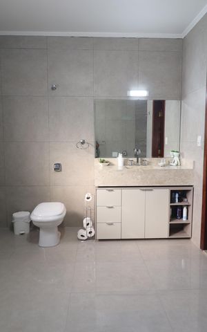 Casa à venda com 380m², 3 quartos e 7 vagasBanheiro Quarto 1 suíte 