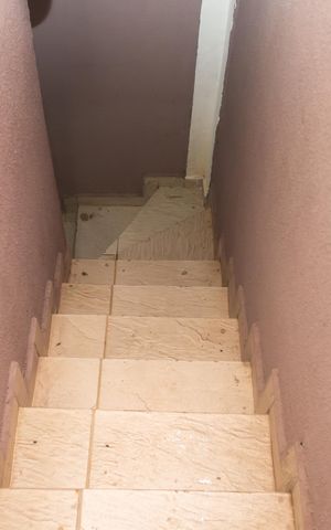 Casa à venda com 100m², 2 quartos e 4 vagas Casa à venda com 100m², 2 quartos e 4 vagasEscada - Garagem