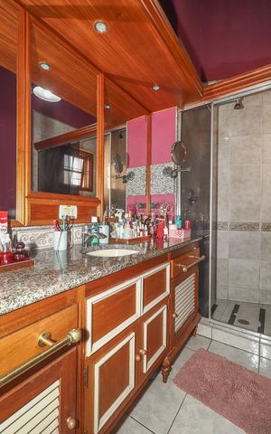 Casa de condomínio à venda com 306m², 5 quartos e 4 vagasBanheiro 3
