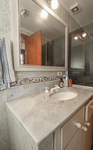 Casa de condomínio à venda com 306m², 5 quartos e 4 vagasBanheiro 2