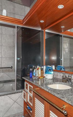 Casa de condomínio à venda com 306m², 5 quartos e 4 vagasBanheiro da Suíte
