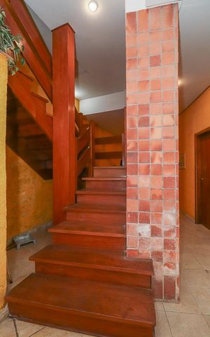Casa de condomínio à venda com 306m², 5 quartos e 4 vagasEscada
