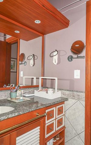 Casa de condomínio à venda com 306m², 5 quartos e 4 vagasBanheiro da Suíte