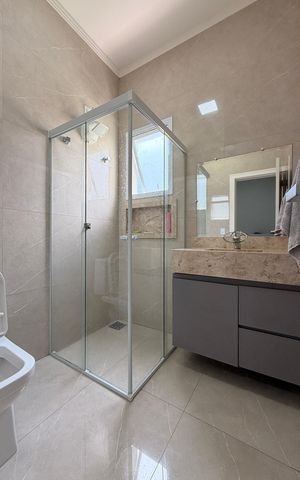 Casa de condomínio à venda com 450m², 4 quartos e 4 vagasBanheiro da Suíte 2
