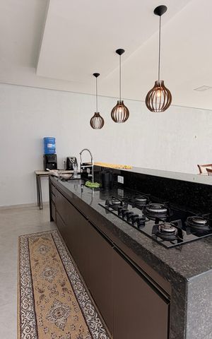 Casa de condomínio à venda com 450m², 4 quartos e 4 vagasQuintal com churrasqueira e piscina