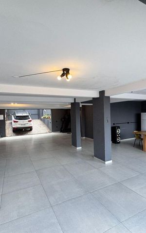 Casa à venda com 410m², 5 quartos e 15 vagas Casa à venda com 410m², 5 quartos e 15 vagasÁrea externa
