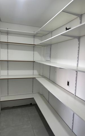 Casa à venda com 410m², 5 quartos e 15 vagas Casa à venda com 410m², 5 quartos e 15 vagasCozinha - Dispensa
