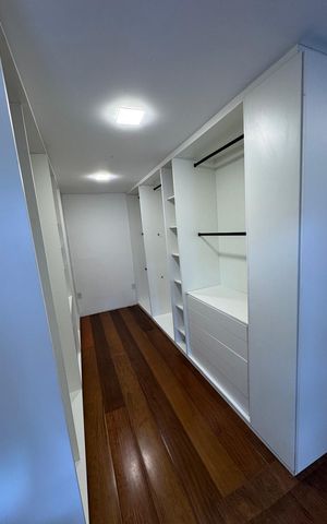 Casa à venda com 410m², 5 quartos e 15 vagas Casa à venda com 410m², 5 quartos e 15 vagasCloset - Suíte 2