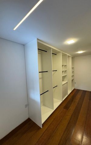 Casa à venda com 410m², 5 quartos e 15 vagas Casa à venda com 410m², 5 quartos e 15 vagasCloset - Suíte 2