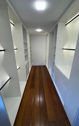 Casa à venda com 410m², 5 quartos e 15 vagas Casa à venda com 410m², 5 quartos e 15 vagasCloset - Suíte 2