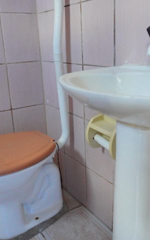 Casa à venda com 60m², 2 quartos e sem vaga Casa à venda com 60m², 2 quartos e sem vagaBanheiro