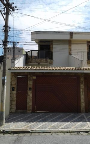 Casa à venda com 238m², 4 quartos e 4 vagas Casa à venda com 238m², 4 quartos e 4 vagasFachada