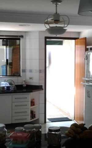 Casa à venda com 238m², 4 quartos e 4 vagas Casa à venda com 238m², 4 quartos e 4 vagasCozinha