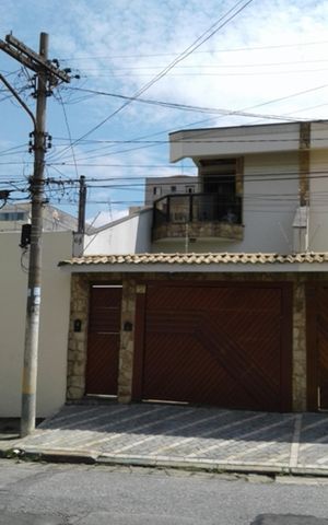 Casa à venda com 238m², 4 quartos e 4 vagas Casa à venda com 238m², 4 quartos e 4 vagasFachada