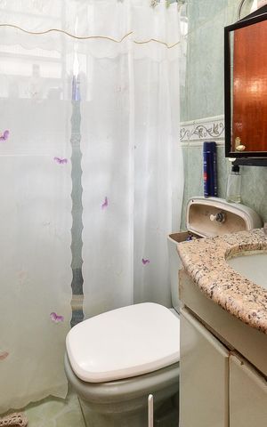 Casa à venda com 300m², 2 quartos e 2 vagas Casa à venda com 300m², 2 quartos e 2 vagasBanheiro