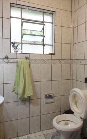 Casa à venda com 300m², 6 quartos e sem vagaBanheiro casa 2