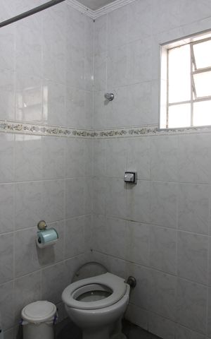 Casa à venda com 300m², 6 quartos e sem vagaBanheiro casa 1