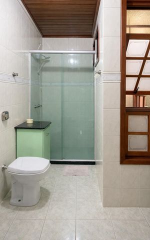 Casa à venda com 300m², 3 quartos e 4 vagas Casa à venda com 300m², 3 quartos e 4 vagasBanheiro 3