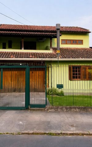 Casa à venda com 300m², 3 quartos e 4 vagas Casa à venda com 300m², 3 quartos e 4 vagasFachada