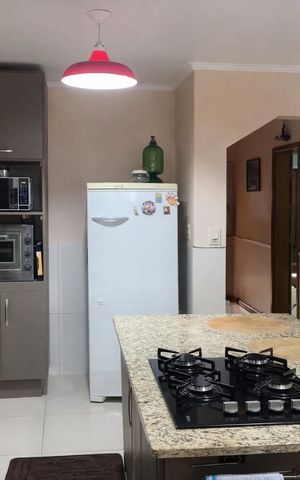 Casa à venda com 300m², 3 quartos e 4 vagas Casa à venda com 300m², 3 quartos e 4 vagasCozinha