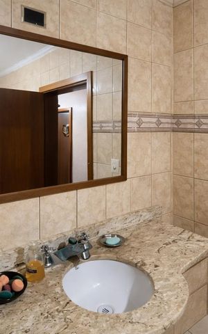 Casa à venda com 300m², 3 quartos e 4 vagas Casa à venda com 300m², 3 quartos e 4 vagasBanheiro 1