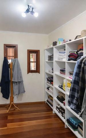 Casa à venda com 300m², 3 quartos e 4 vagas Casa à venda com 300m², 3 quartos e 4 vagasCloset