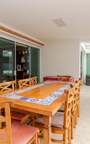 Casa à venda com 250m², 5 quartos e 3 vagas Casa à venda com 250m², 5 quartos e 3 vagasVaranda da Sala de TV