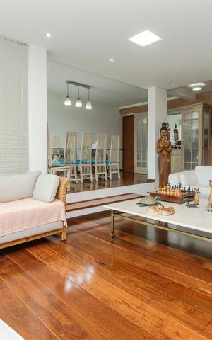 Casa à venda com 250m², 5 quartos e 3 vagas Casa à venda com 250m², 5 quartos e 3 vagasSala