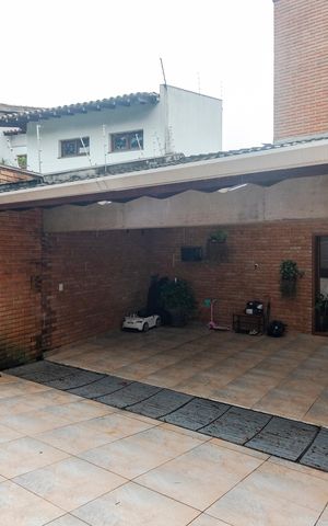 Casa à venda com 250m², 5 quartos e 3 vagas Casa à venda com 250m², 5 quartos e 3 vagasGaragem