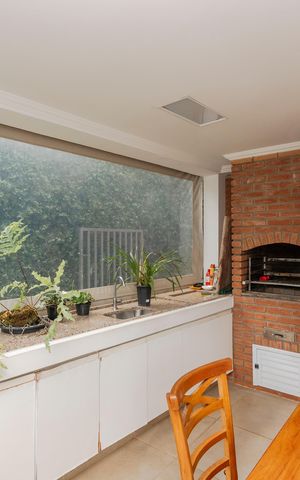 Casa à venda com 250m², 5 quartos e 3 vagas Casa à venda com 250m², 5 quartos e 3 vagasVaranda da Sala de TV